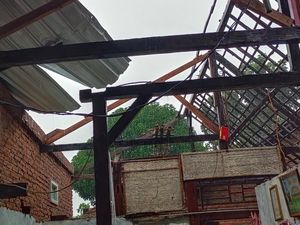 Angin Puting Beliung di Pontianak, Sejumlah Atap Rumah Warga Rusak