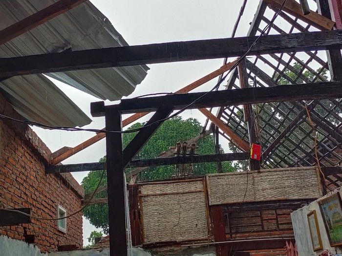 Hujan deras disertai angin puting beliung menerjang dua desa di Kecamatan Megaluh, Jombang. Akibatnya, dua pohon tumbang menutup jalan antarkecamatan, serta 31 rumah warga rusak.