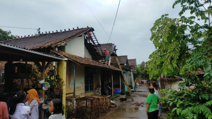 Rumah warga di Kecamatan Kaliwungu diterjang angin puting beliung, Selasa (11/2/2022).