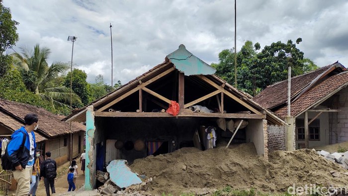 Salah satu rumah di Kampung Kaduranggem, Desa Pasir Kupa, Lebak dihantam truk pasir. (Foto: Fathul Rizkoh)