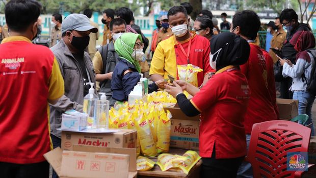 Sejumlah warga antre membeli minyak goreng kemasan saat operasi pasar minyak goreng murah di Halaman Kantor Kecamatan Pamulang, Tangerang Selatan, Banten, Selasa (11/1/2022). (CNBC Indonesia/Muhammad Sabki)