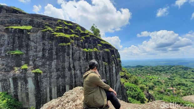 Sensasi Mendaki Gunung Api Purba Nglanggeran