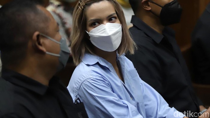 Sidang Nia Ramadhani berlangsung hari ini di PN Jakarta Pusat, Jalan Bungur Besar Raya. Dia dan suaminya menjalani sidang putusan terkait kasus narkoba.