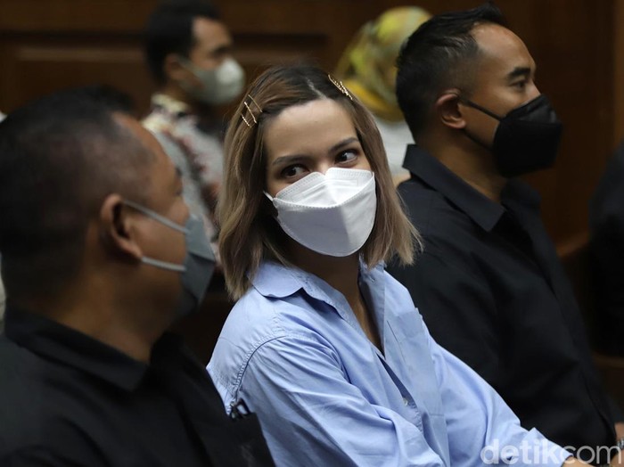 Sidang Nia Ramadhani berlangsung hari ini di PN Jakarta Pusat, Jalan Bungur Besar Raya. Dia dan suaminya menjalani sidang putusan terkait kasus narkoba.