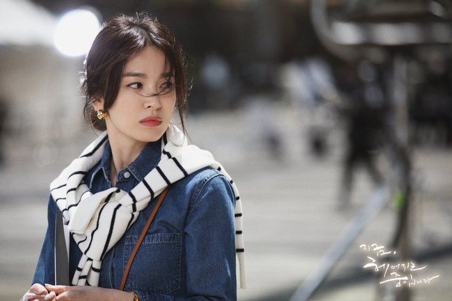 Tahun ini, Song Hye Kyo membintangi drama Korea Now We Are Breaking Up bersama Jang Ki Yong. Drama ini telah dinanti penggemar karena menandai comeback-nya setelah tiga tahun. Foto: dok. SBS
