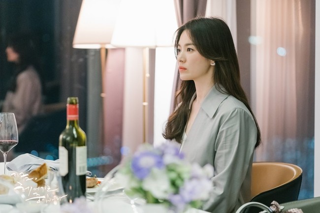 Peran Song Hye Kyo sebagai Ha Young Eun pun dinilai kurang menonjol dari peran-peran sebelumnya. Sebab dia termasuk salah satu artis Korea dengan bayaran termahal seperti Jun Ji Hyun. Foto: dok. SBS