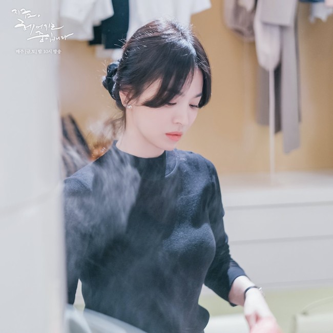 Song Hye Kyo terakhir kali membintangi drama Korea Encounter pada 2018. Kali ini, dia berperan sebagai manajer tim desain sebuah brand fashion bernama Ha Young Eun. Foto: dok. SBS