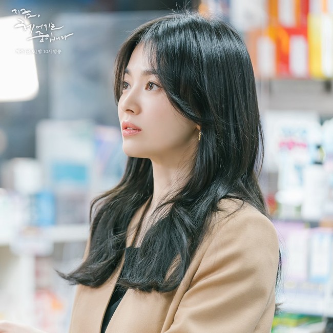 Sejumlah netizen juga menyoroti kurangnya chemistry Song Hye Kyo dan Jang Ki Yong. Beberapa menilai Song Hye Kyo terpaksa menerima tawaran peran. Foto: dok. SBS