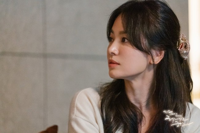 Drama Korea Now We Are Breaking Up menyoroti kisah manis dan putus cinta yang berbeda. Penggemar dapat melihat penampilan Song Hye Kyo sebagai wanita karier berusia 30-an. Foto: dok. SBS
