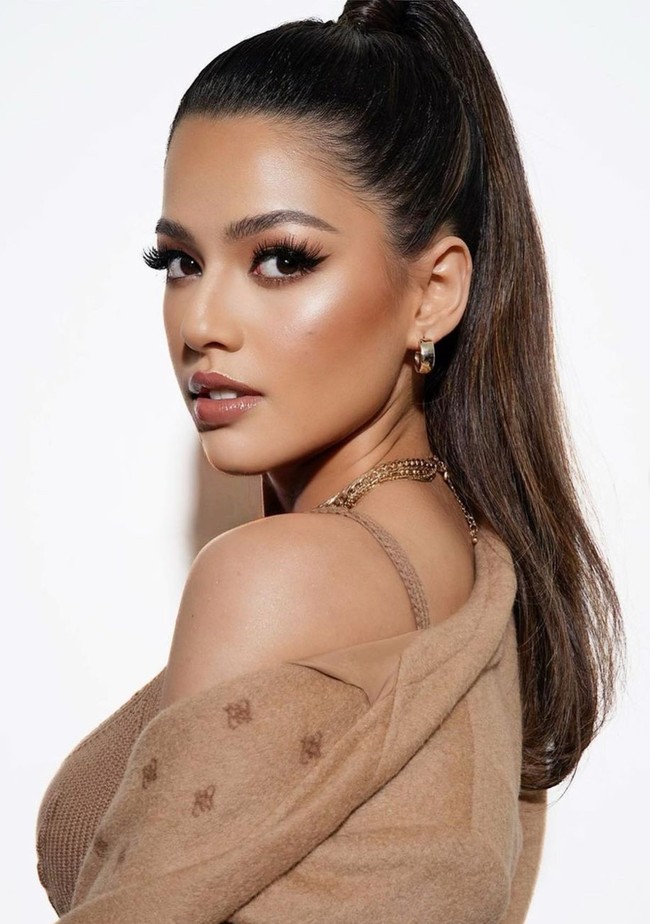 Penampilannya semakin memesona dengan pulasan makeup bernuansa nude yang membuat wajahnya terlihat flawless. Sedangkan untuk rambut, Susan memilih model ponytail. Foto: Instagram/@susansameeh