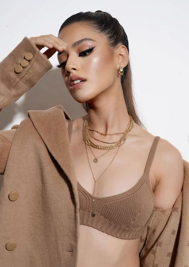 Susan tampak memadukan penampilannya itu dengan jacket peacoats yang berwarna senada dengan rok dan dalaman yang dikenakannya. Tak lupa Susan juga mengenakan aksesori berupa kalung, anting, dan cincin. Foto: Instagram/@susansameeh