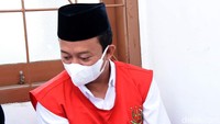 Begitu turun, Herry langsung masuk ke ruang sidang 1 PN Bandung.