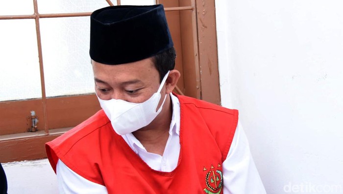 Tangan Diborgol, Herry Wirawan Disidang Kasus Pemerkosaan Santriwati Sidang dengan terdakwa pemerkosaan 13 santriwati Herry Wirawan dengan agenda tuntutan telah selesai. Herry hadir dalam sidang dengan tangan diborgol dan memakai rompi tahanan.