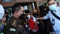 Dalam persidangan ini, Herry Wirawan dituntut hukuman mati. Jaksa menilai hukuman itu sesuai dengan perbuatan Herry Wirawan. Tampak Herry tertunduk pasrah usai mendengar tuntutan jaksa.