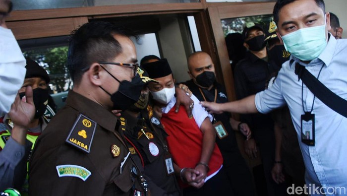 Sidang dengan terdakwa pemerkosaan 13 santriwati Herry Wirawan dengan agenda tuntutan telah selesai. Herry hadir dalam sidang dengan tangan diborgol dan memakai rompi tahanan.