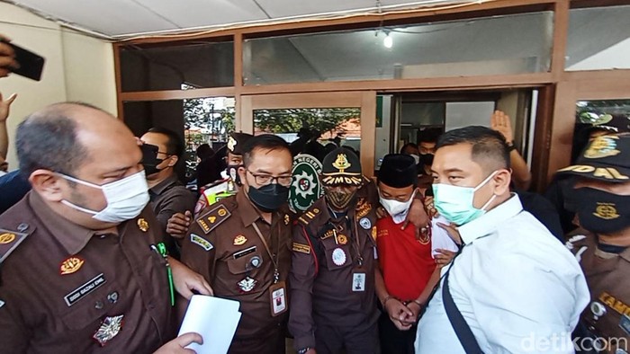Tangan Diborgol, Herry Wirawan Disidang Kasus Pemerkosaan Santriwati Sidang dengan terdakwa pemerkosaan 13 santriwati Herry Wirawan dengan agenda tuntutan telah selesai. Herry hadir dalam sidang dengan tangan diborgol dan memakai rompi tahanan.