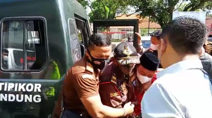 Tangan Diborgol, Herry Wirawan Disidang Kasus Pemerkosaan Santriwati Sidang dengan terdakwa pemerkosaan 13 santriwati Herry Wirawan dengan agenda tuntutan telah selesai. Herry hadir dalam sidang dengan tangan diborgol dan memakai rompi tahanan.