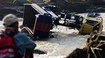 Truk Pasir Hanyut Diterjang Banjir Bandang di Tegal