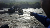 Saat ini, truk tersebut belum dievakuasi dari tengah sungai. 