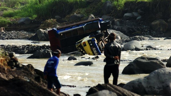 Truk Pasir Hanyut Diterjang Banjir Bandang di Tegal