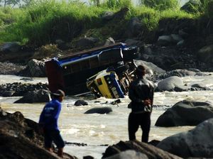 Truk Pasir Hanyut Diterjang Banjir Bandang di Tegal