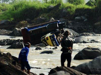 Truk Pasir Hanyut Diterjang Banjir Bandang di Tegal