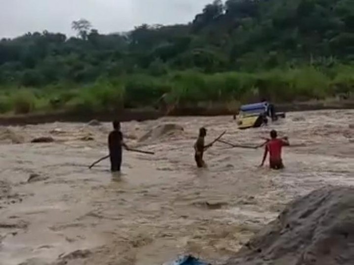 Truk terseret arus Sungai Gung, Kabupaten Tegal, Senin (10/1/2022).