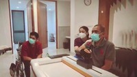 Menurut anaknya, Vita, Tukul menjalankan terapi robotik sebanyak seminggu tiga kali. Foto: Tangapan Layar Streaming