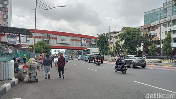 Tumpahan oli di Jalan Pasar Senen, Jakpus, telah dibersihkan (Anggi Muliasari/detikcom)
