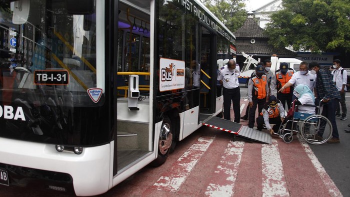 Bus low deck (bus dengan lantai rendah) saat uji coba di Kantor Dinas Perhubungan Solo, Jawa Tengah, Selasa (11/1/2022). Uji coba kendaraan prototipe bus ramah difabel tersebut merupakan bagian dari komitmen Pemkot Solo untuk mewujudkan Kota Solo sebagai kota ramah difabel. ANTARAFOTO/Maulana Surya/tom.