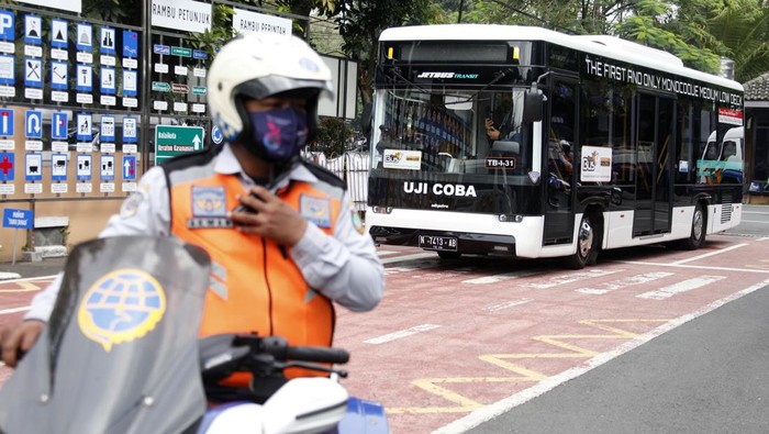 Bus low deck (bus dengan lantai rendah) saat uji coba di Kantor Dinas Perhubungan Solo, Jawa Tengah, Selasa (11/1/2022). Uji coba kendaraan prototipe bus ramah difabel tersebut merupakan bagian dari komitmen Pemkot Solo untuk mewujudkan Kota Solo sebagai kota ramah difabel. ANTARAFOTO/Maulana Surya/tom.