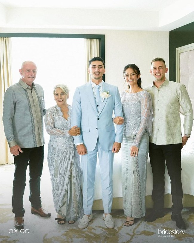 Menghadiri pernikahan sang anak, Vincent Verhaag dan Jessica Iskandar, sosok Dewi tak kalah mencuri perhatian. Dalam balutan kebaya berwarna abu-abu, ibunda Vincent Verhaag itu tampil memukau. Foto: Instagram