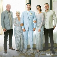 Menghadiri pernikahan sang anak, Vincent Verhaag dan Jessica Iskandar, sosok Dewi tak kalah mencuri perhatian. Dalam balutan kebaya berwarna abu-abu, ibunda Vincent Verhaag itu tampil memukau. Foto: Instagram