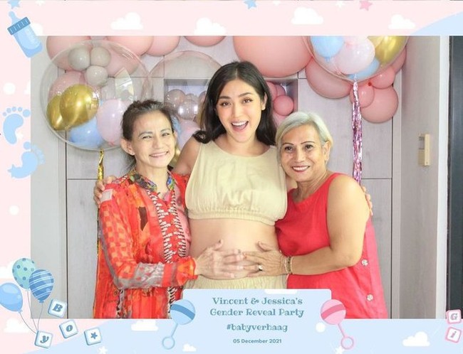 Di momen perayaan Hari Ibu, suami Jessica Iskandar itu sempat terlihat mengunggah sebuah foto yang memperlihatkan 3 sosok wanita yang disayanginya. Ada Jessica Iskandar dan ibunya, serta ibu Vincent Verhaag. Tak hanya itu, Vincent juga menuliskan caption yang menyentuh. Foto: Instagram