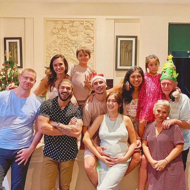 Pada momen perayaan Hari Raya Natal, Jessica pun terlihat berkumpul bersama keluarga Vincent Verhaag. Seperti yang terlihat dalam foto, keluarga Vincent Verhaag itu terlihat kompak. Foto: Instagram