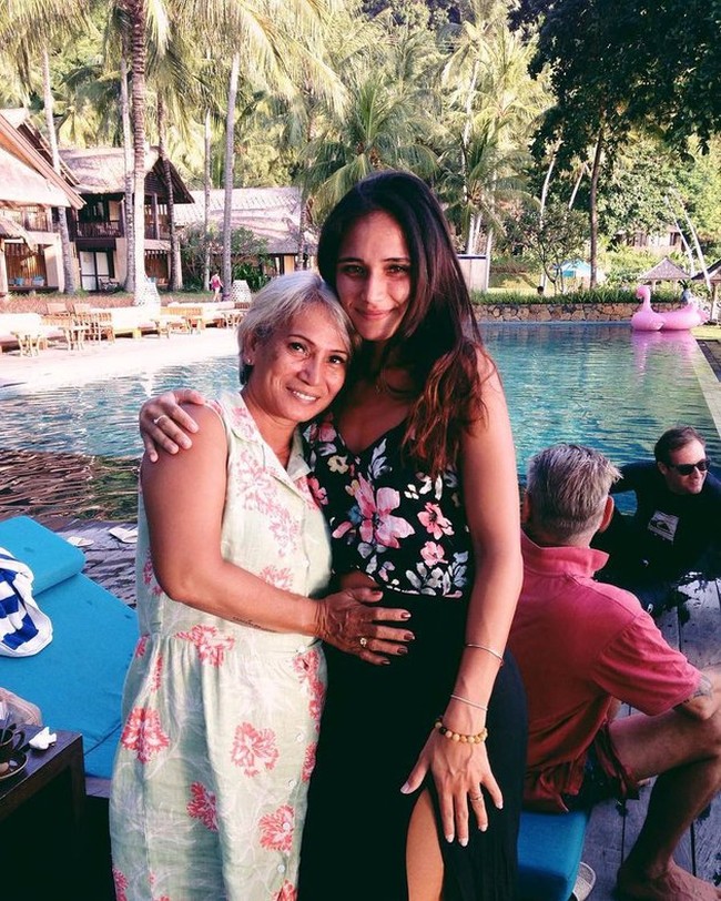 Melalui akun Instagram pribadinya, Elize Maria juga sering mengunggah kebersamaannya dengan sang ibu. Tak sedikit netizen yang memuji penampilan Dewi yang terlihat awet muda dan cantik. Foto: Instagram