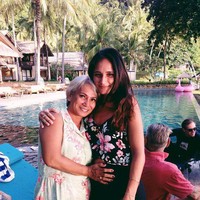 Melalui akun Instagram pribadinya, Elize Maria juga sering mengunggah kebersamaannya dengan sang ibu. Tak sedikit netizen yang memuji penampilan Dewi yang terlihat awet muda dan cantik. Foto: Instagram