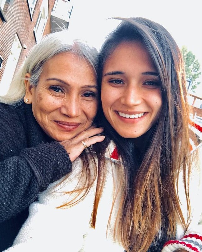 Tak hanya dekat dengan Vincent Verhaag, Dewi juga dekat dengan anak perempuannya, Elize Maria. Walaupun sudah tak lagi muda, namun Dewi masih tak kalah cantik dan menawan. Foto: Instagram