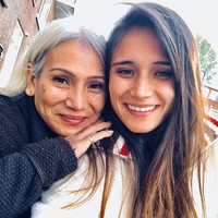 Tak hanya dekat dengan Vincent Verhaag, Dewi juga dekat dengan anak perempuannya, Elize Maria. Walaupun sudah tak lagi muda, namun Dewi masih tak kalah cantik dan menawan. Foto: Instagram