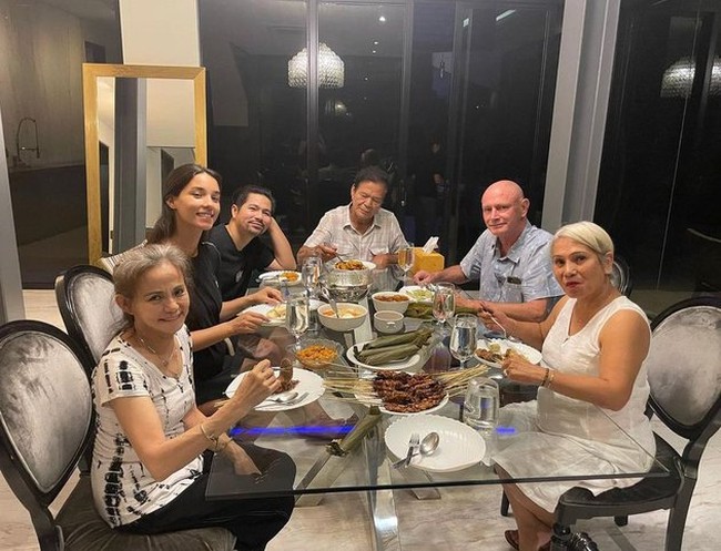 Orangtua Vincent Verhaag juga dekat dengan keluarga Jessica Iskandar. Seperti dalam foto ini, keluarga Vincent dan Jessica tampak kompak makan bersama. Foto: Instagram