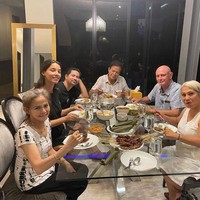 Orangtua Vincent Verhaag juga dekat dengan keluarga Jessica Iskandar. Seperti dalam foto ini, keluarga Vincent dan Jessica tampak kompak makan bersama. Foto: Instagram