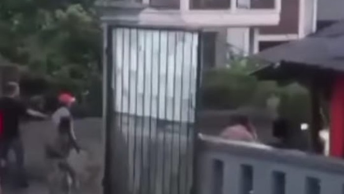 Viral bentrokan warga vs debt collector di Cisarua, Bogor