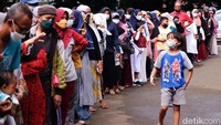 Berdasarkan data di Info Pangan Jakarta pada Senin (10/1/2022), harga minyak goreng kuning/curah masih betah di atas Rp 19.000/kg atau jika dikonversi ke liter sekitar Rp 14.307/liter. Harga rata-rata hari ini tembus Rp 14.500/kg.