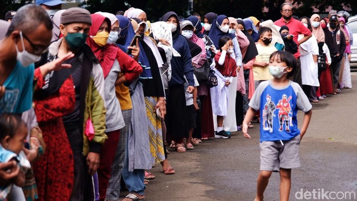 Warga Tangsel Buru Minyak Goreng Murah, Rela Antre Mengular Warga Tangerang Selatan mengantre panjang demi mendapatkan minyak goreng dengan harga murah. Lewat operasi pasar, minyak goreng dijual Rp 14 ribu per liter.