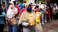 Minyak goreng dijual seharga Rp 14 ribu per liter dalam kemasan pouch. Setiap warga maksimal membeli 2 pouch.