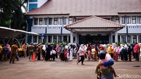 Antrean panjang sudah terjadi sejak sekitar pukul 09.00 WIB.