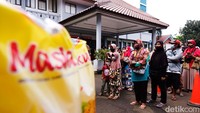 Minyak goreng yang dijual murah ini dalam rangka operasi pasar menyikapi melambungnya harga minyak goreng di pasaran.