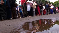 Antrean warga tampak mengular panjang.
