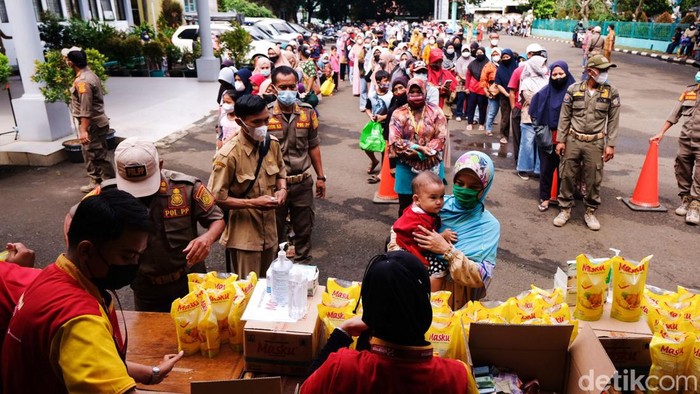 Warga Tangsel Buru Minyak Goreng Murah, Rela Antre Mengular Warga Tangerang Selatan mengantre panjang demi mendapatkan minyak goreng dengan harga murah. Lewat operasi pasar, minyak goreng dijual Rp 14 ribu per liter.