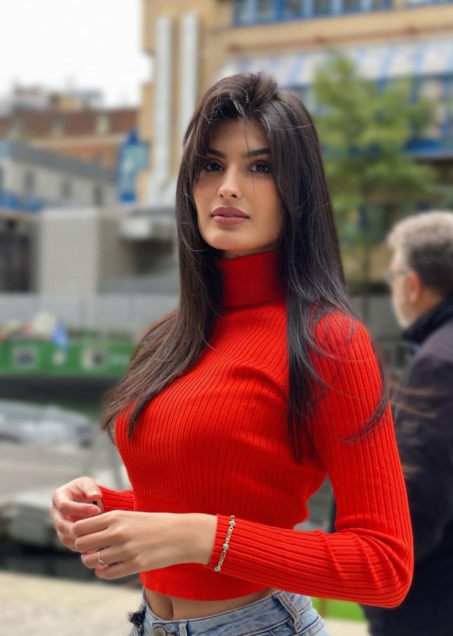 Sempat bergabung di kemiliteran, Yael Cohen Aris mengungkap kalau sebenarnya dia sangat tertarik berkarier sebagai aktris. Foto: Instagram/@yael1c